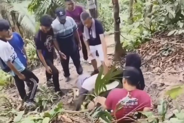 ▲▼馬來西亞一名20多歲女子在山上爬行吼叫，表現出疑似中邪的跡象。（圖／翻攝自Facebook）
