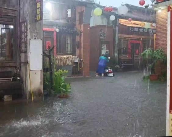 ▲員林及鹿港下暴雨幾乎全泡在水裡。（圖／民眾提供）