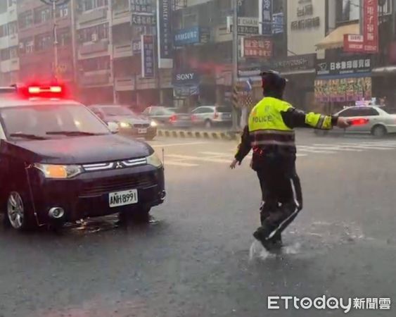 ▲員林警方涉水維持交管。（圖／警方提供）