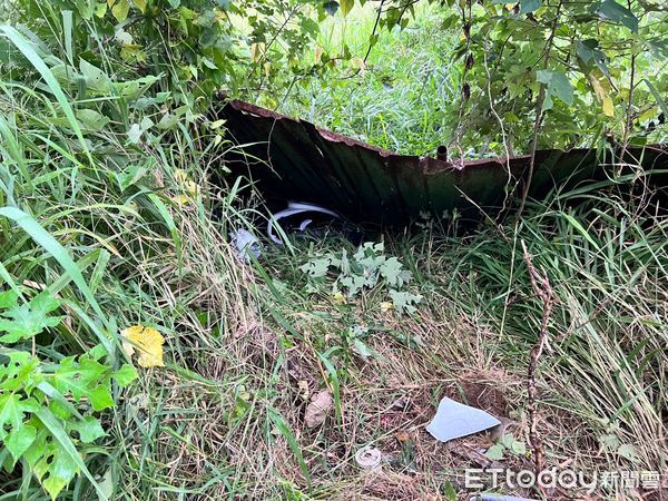 ▲▼苗128縣道西湖鄉高埔村路段一部普通重型機車自撞路邊電桿後衝入路邊草叢，19歲騎士陳男當場沒有生命跡象，救護車將傷者送醫後仍傷重不治。（圖／記者蔡文淵翻攝）