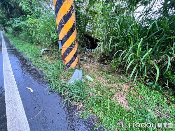 ▲▼苗128縣道西湖鄉高埔村路段一部普通重型機車自撞路邊電桿後衝入路邊草叢，19歲騎士陳男當場沒有生命跡象，救護車將傷者送醫後仍傷重不治。（圖／記者蔡文淵翻攝）