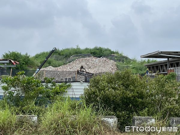 ▲台南市立委參選人姚正玉表示，光電入侵台南市農地魚塭之外，土置場也成危害農漁業的殺手，這個政府實在太鴨霸，吃農漁民夠夠。（圖／記者林東良翻攝，下同）