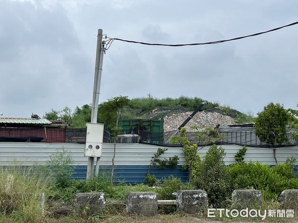 ▲台南市立委參選人姚正玉表示，光電入侵台南市農地魚塭之外，土置場也成危害農漁業的殺手，這個政府實在太鴨霸，吃農漁民夠夠。（圖／記者林東良翻攝，下同）