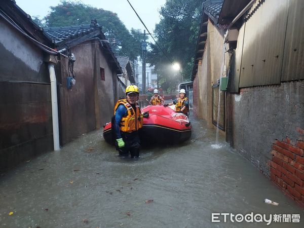 ▲員林市信義巷淹水及腰緊急撤離11名住戶。（圖／民眾提供）