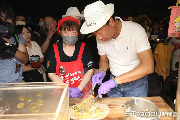 ▲總統參選人郭台銘逛寧夏夜市，向攤商學包潤餅。（圖／記者林敬旻攝）