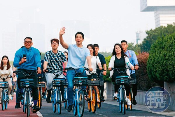 蔣萬安出訪最後一天，與上海台青一同騎腳踏車。