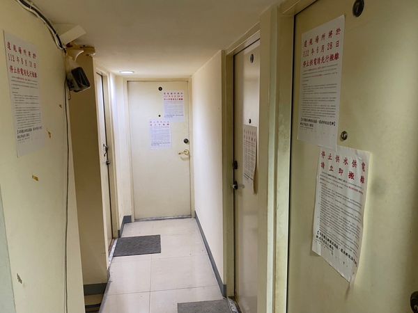 ▲▼新北市政府工務局為遏止違規套房出租造成憾事，最近針對板橋大同街一處地下室違規隔成10間套房出租，執行強制斷電處分，以維護公共安全。 。（圖／新北市政府提供）