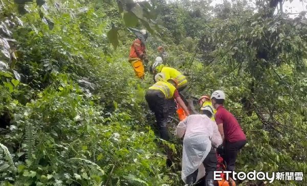 ▲桃園市復興區台電工程車於卡努颱風前發生翻覆意外釀4死，南投埔里警方協助田姓死者的癱瘓老母申請急難救助。（圖／記者沈繼昌翻攝）