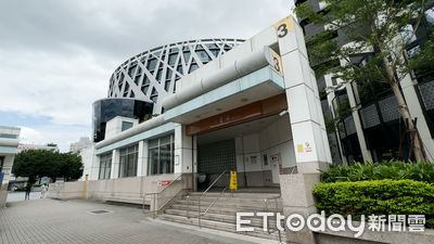 搭捷運連收9萬海外刷卡通知...才知皮夾被偷　警調監視器追扒手