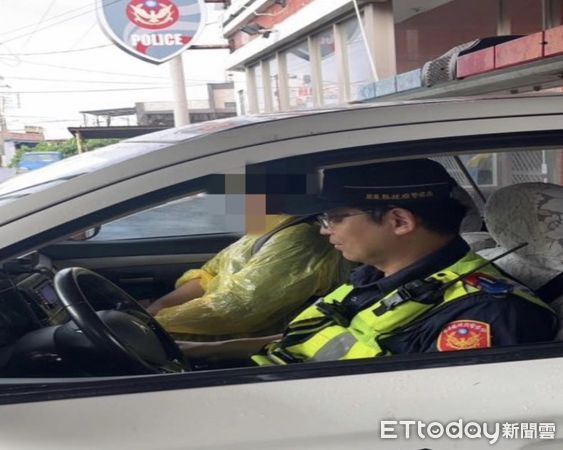 ▲枋寮警分局枋山分駐所警員林君儒開巡邏車載陳姓學生到校             。（圖／記者陳崑福翻攝）