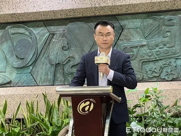 ▲農業部長陳吉仲親上火線說明與超思公司的合約內容。（圖／記者楊惠琪攝）