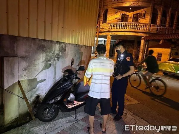 ▲東港警分局東濱派出所警員鄧伊作、吳享諾幫伍男找到他的機車            。（圖／記者陳崑福翻攝）