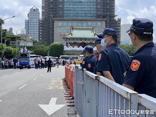 ▲▼資深媒體人彭華幹率千人上凱道，不滿國健署延宕煙防法案。（圖／記者邱中岳攝） 