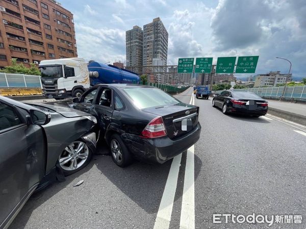 ▲蘇男跨越雙白線變換車道，不慎擦撞內側的陳男。（圖／記者陸運陞翻攝）