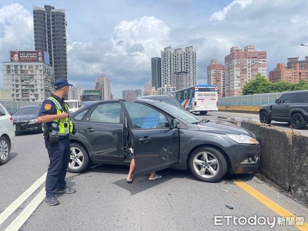 ▲蘇男跨越雙白線變換車道，不慎擦撞內側的陳男。（圖／記者陸運陞翻攝）