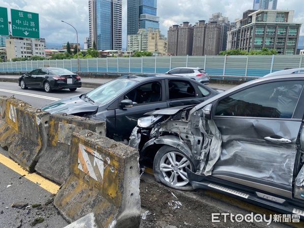 ▲蘇男跨越雙白線變換車道，不慎擦撞內側的陳男。（圖／記者陸運陞翻攝）