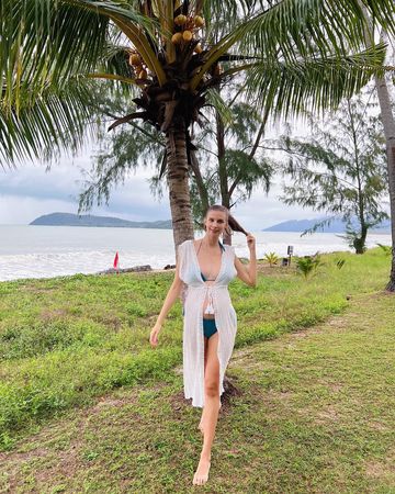 ▲佳娜穿著比基尼現身馬來西亞海邊。（圖／翻攝自佳娜臉書）