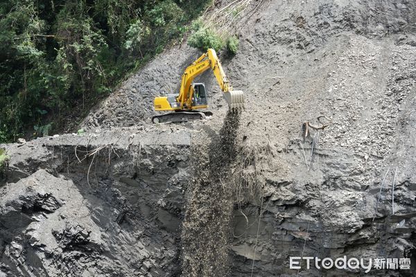 ▲投85線平靜橋邊坡屢受颱風大雨沖刷而崩坍路斷。（圖／南投縣政府提供）