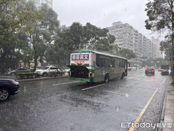 ▲▼ 林口公車發生爆胎事件            。（圖／記者戴上容翻攝）