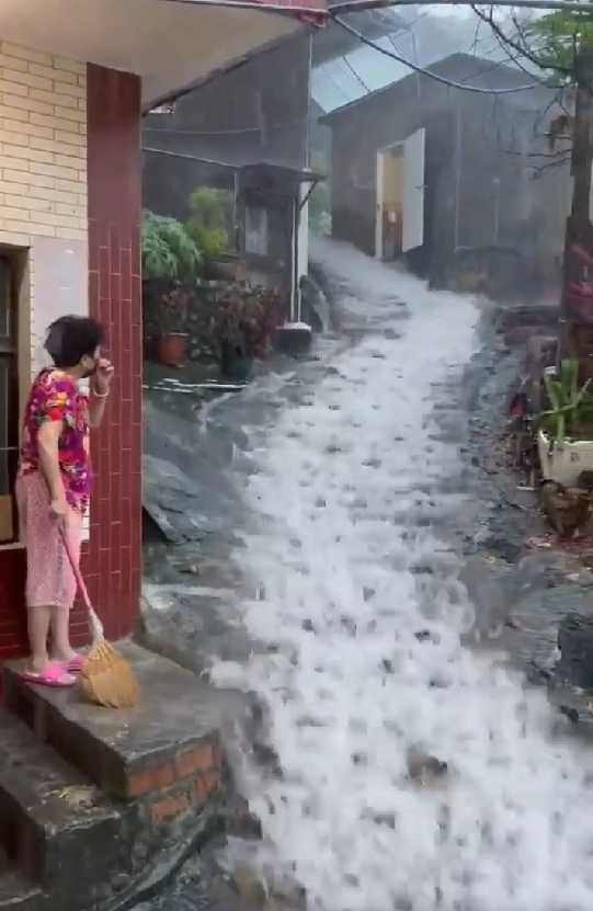 ▲▼ 彰化員林強降雨，湖水里吳家百年石階出現滾滾泥流。（圖／彰化員林吳家提供）