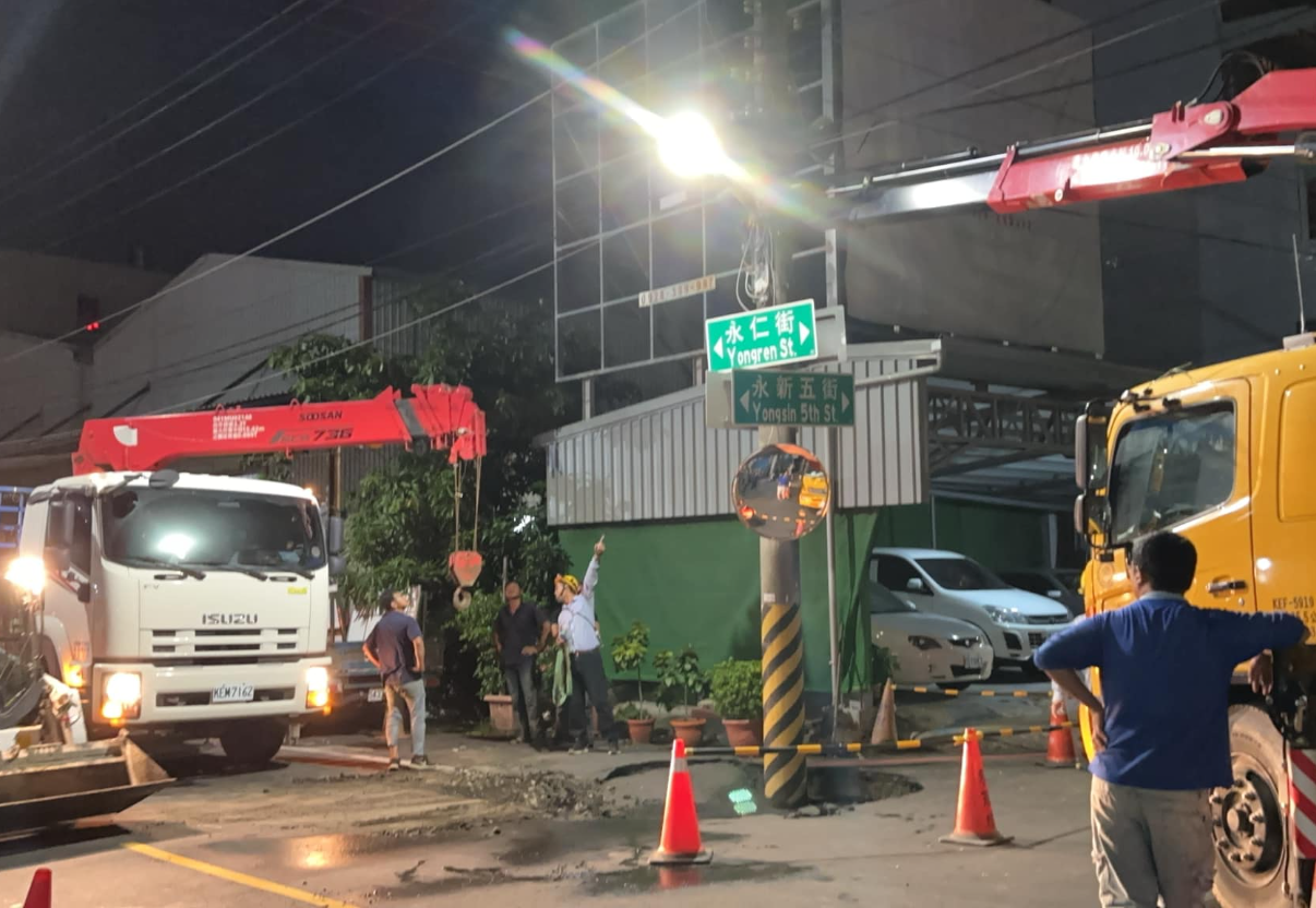 ▲▼高雄馬路下陷驚見天坑　「面積接近一輛車」電桿也傾斜。（圖／翻攝自臉書／邱俊憲）