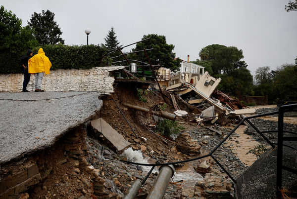 ▲▼希臘中部城市佛洛斯（Volos）一家療養院被洪水沖垮。（圖／路透）
