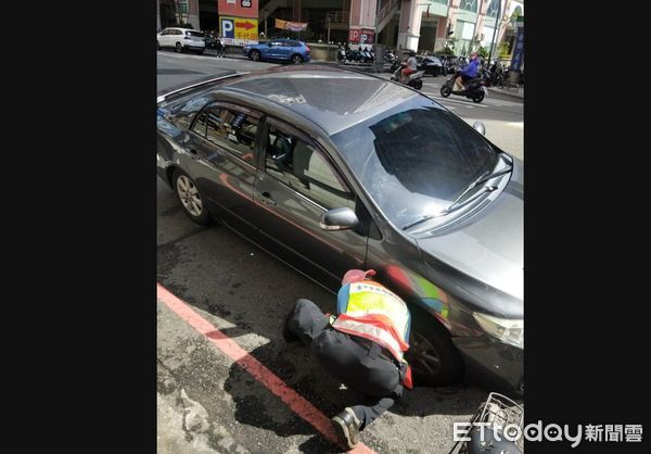 ▲台中天坑再現！路面凹陷，轎車輪胎被吃掉。（圖／民眾提供）