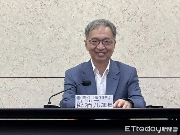 ▲▼衛福部部長薛瑞元說明65歲以上免繳健保保費。（圖／記者趙于婷攝）