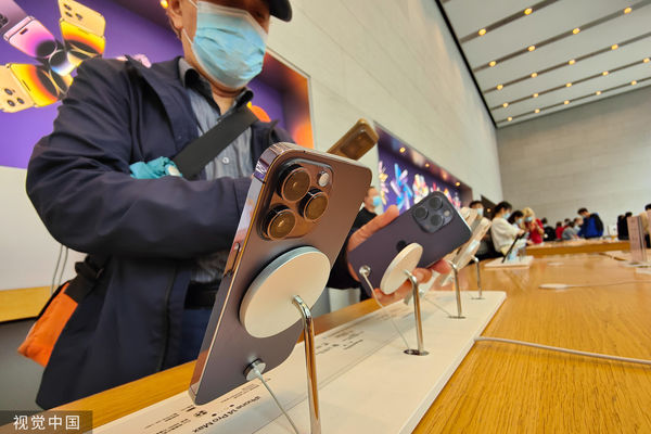 ▲▼ 中國上海，民眾在蘋果專賣店挑選試用iPhone 14系列手機。（圖／CFP）