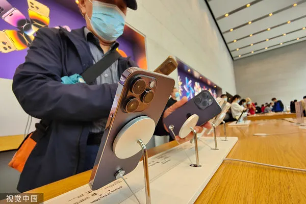 ▲▼ 中國上海，民眾在蘋果專賣店挑選試用iPhone 14系列手機。（圖／CFP）