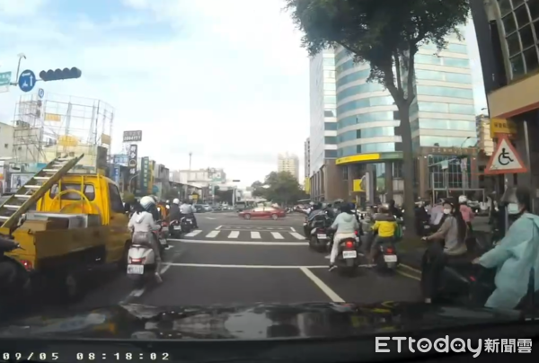 ▲▼ 台南警車開道緊急救援女嬰。（圖／記者林東良翻攝）