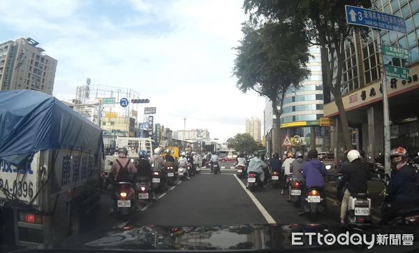 ▲▼ 台南警車開道緊急救援女嬰。（圖／記者林東良翻攝）