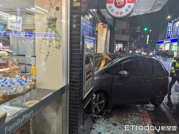 ▲▼2車發生擦撞，其中1台直接撞進超商。（圖／記者邱中岳翻攝）