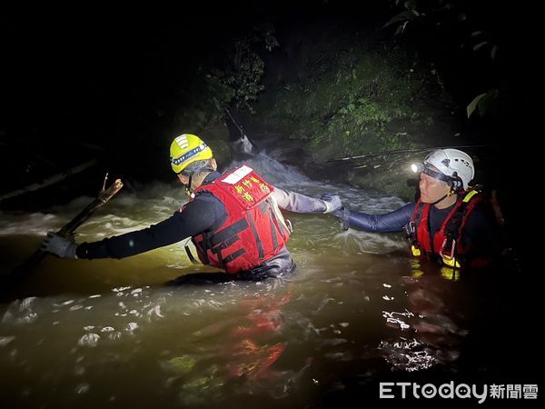 ▲▼快訊／國3高架橋下2男受困沙洲　警消緊急救援。（圖／記者陳凱力翻攝）