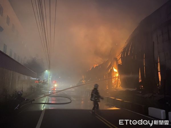 ▲▼龍井一家木材回收工廠午夜大火，火勢之大，照亮夜空。（圖／民眾提供，下同）