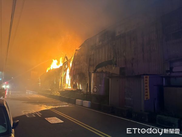 ▲▼龍井一家木材回收工廠午夜大火，火勢之大，照亮夜空。（圖／民眾提供，下同）