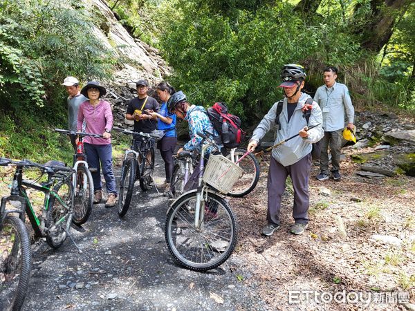 ▲▼警方接獲報案後抵達大鹿林道山壁崩落現場，一邊警戒、一邊協助受困登山客快速將腳踏車抬過落石處。（圖／警方提供）