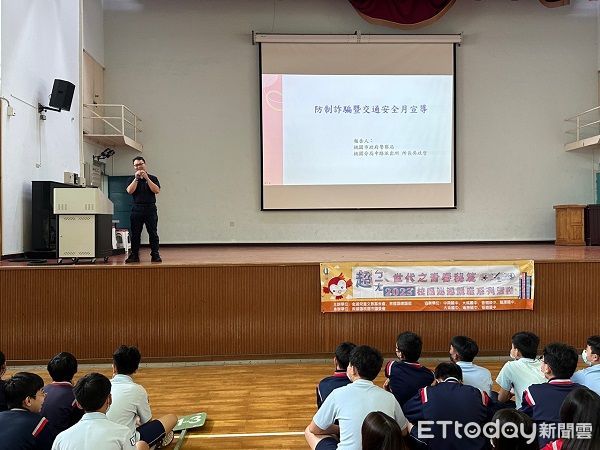 ▲吳政哲向中興國中學生宣導正確防詐及交通安全觀念。（圖／桃園警分局提供，下同）