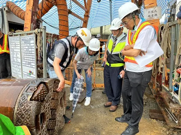 ▲新竹市政府秘書長張治祥勘查汙水下水道工作井(立坑)。（圖／新竹市政府提供）