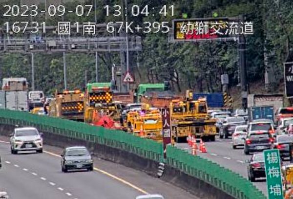 ▲國道1號南下約68.5公里處7日中午發生自撞翻覆車禍。（圖／高速公路1968）