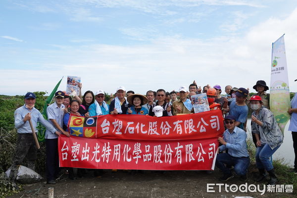 ▲今日在荒野保護協會協助下，台塑企業攜手雲林縣政府一同疏伐紅樹林，守護台灣旱招潮蟹。（圖／記者蔡佩旻翻攝）