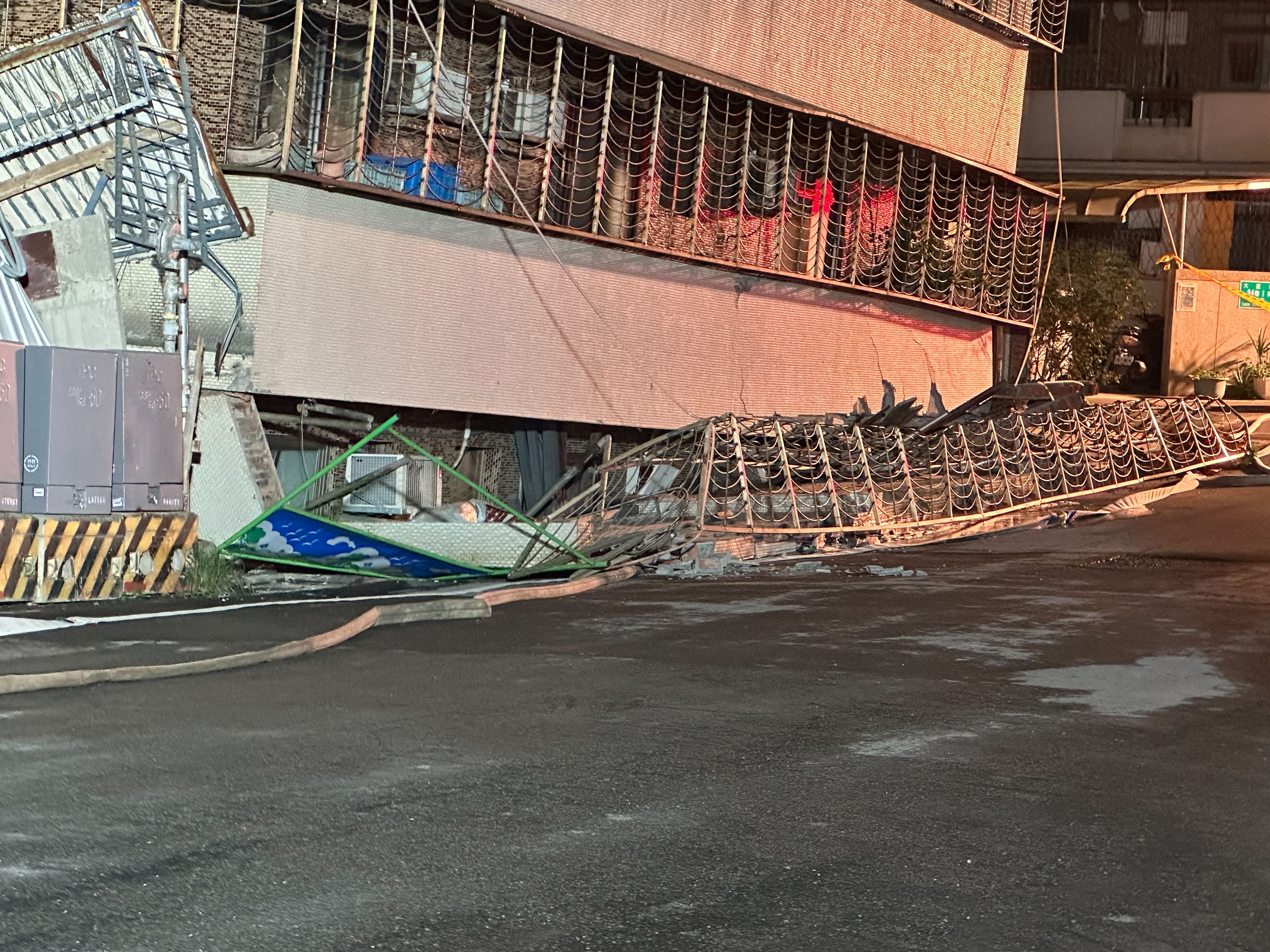 ▲▼台北市中山區大直街94巷1弄房屋陷下去。（圖／陳怡君辦公室提供）