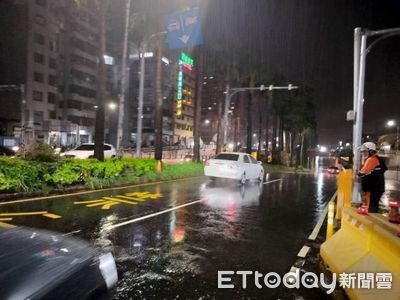 台南強降雨市區積水 抽水機全力運作