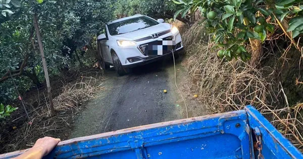 台中一家6口開車要到嘉義民雄旺萊山鳳梨觀光工廠，卻被導航帶錯路。（圖／竹崎分局提供）
