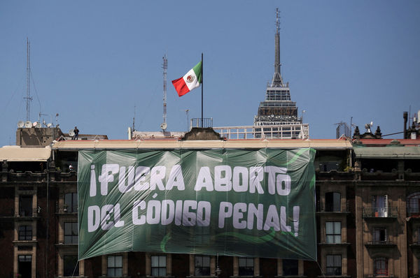 ▲▼3月8日國際婦女節，墨西哥首都墨西哥城的索卡洛廣場（Zócalo），一棟建築懸掛標語「墮胎除罪化」。（圖／路透）