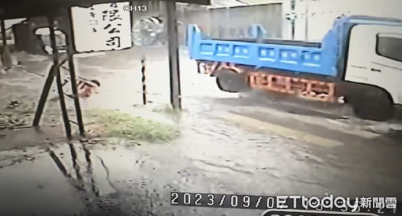 ▲台南市永康中正路與高速二街口涵洞附近，因急降雨導致積水嚴重，過往人車都擔心淹水拋錨。（圖／民眾提供、林東良翻攝，下同）