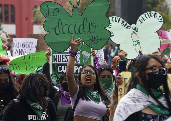 ▲▼2022年9月28日，墨西哥城舉行要求保障墮胎權的遊行。（圖／達志影像／美聯社）