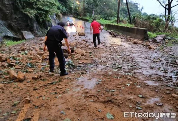 ▲嘉義新港鄉９月5日發生淺層深度8.5公里、芮氏5.5級地震，影響雲林草嶺村山區土石大面積鬆落，影響道路交通。（圖／記者蔡佩旻翻攝）