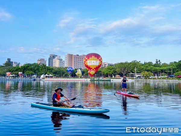 ▲愛河熱氣球冉冉升空，可以鳥瞰高雄浪漫的山海河景。（圖／高雄市觀光局提供）