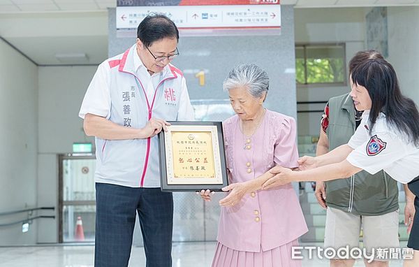 ▲桃園市李黃香阿嬤今天捐贈價值700萬的2輛救護車給桃園市消防局，市長張善政捐贈熱心公益獎牌感謝。（圖／記者沈繼昌翻攝）